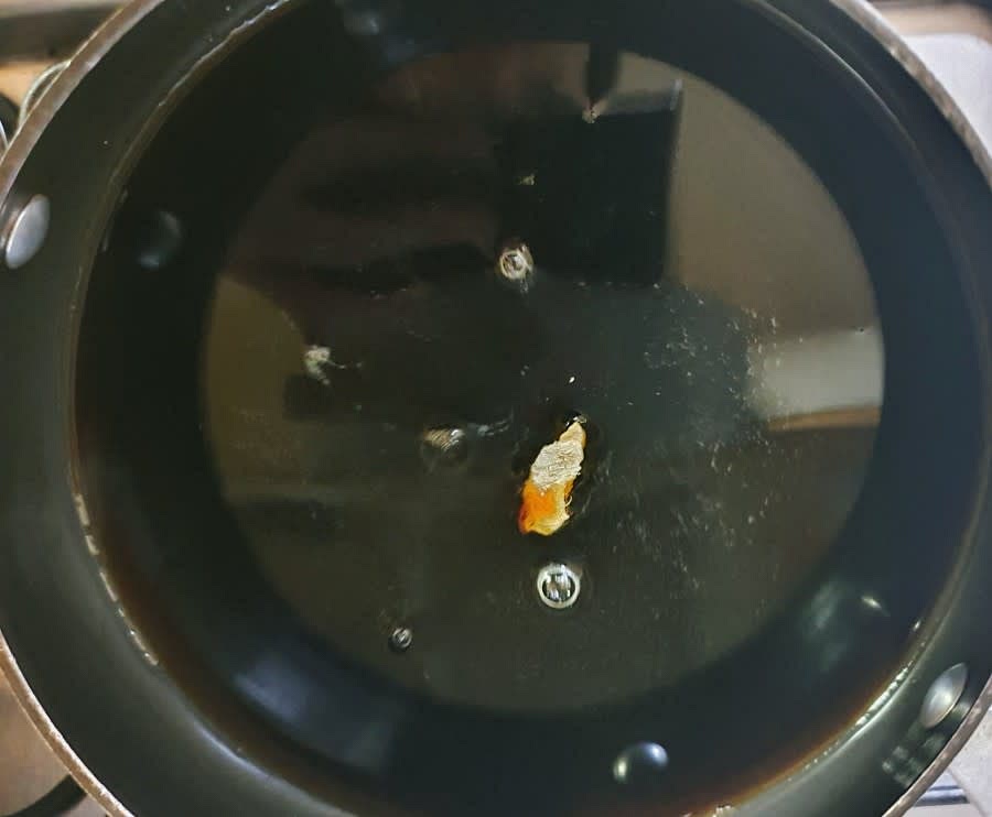 잡내제거를 위해 말린생강 3조각과 통후추 1/3T를 넣어 주세요.