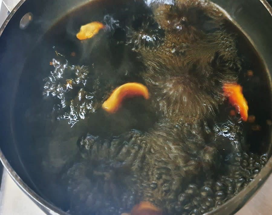 냄비에 불을 켜고 팔팔 끓여주세요. 설탕이 다 녹을 정도로 끓여주세요.