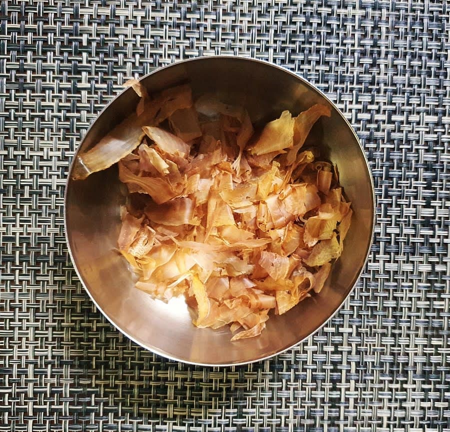 불을 끈 장아찌물에 가쓰오부시 한컵을 부어주세요. 가쓰오부시를 넣은 후 2~3분 정도 기다려 줍니다.