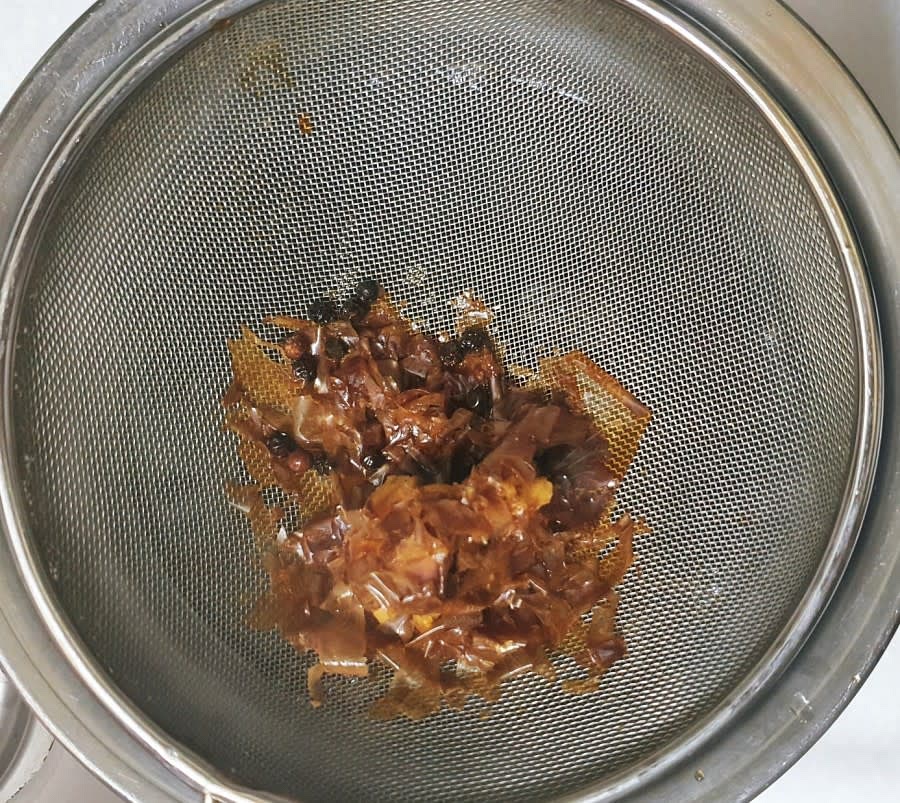 2~3분 후 채반에 받쳐서 장아찌물을 걸러주세요. 이제 완전히 식혀주면 됩니다.