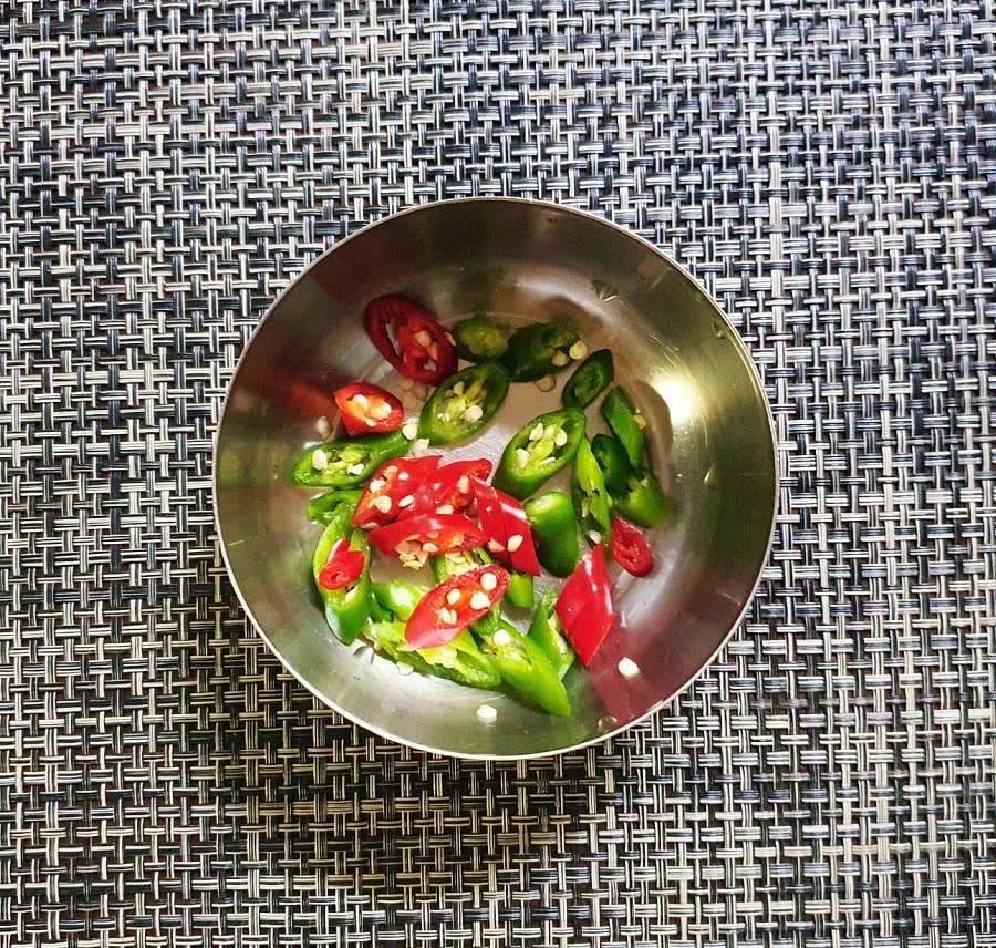 청양고추를 어슷썰기해서 준비해 줍니다.