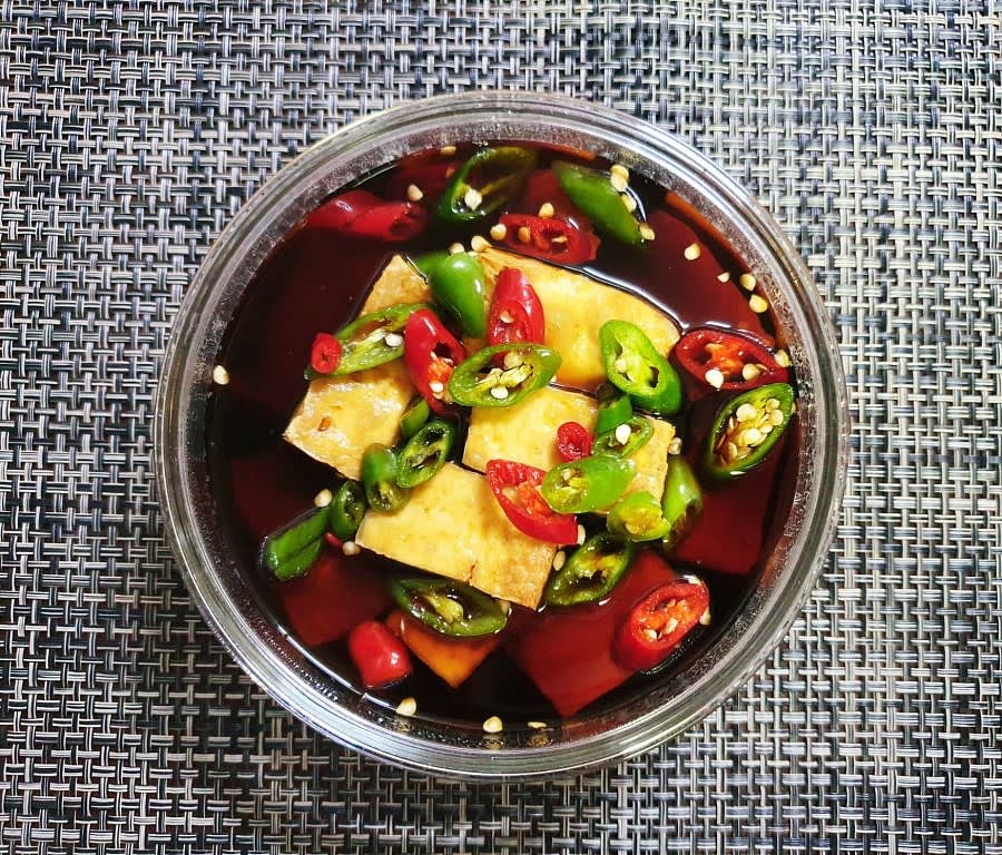 두부위에 청양고추를 올리고 장아찌물을 듬뿍 넣어 주세요.