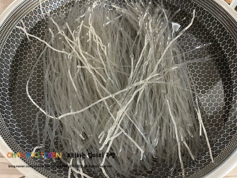 야채 손질 전에 당면을 먼저 미지근한 물에 담가 40분 정도 불려 주세요.