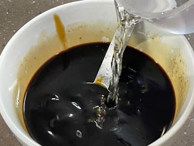 참기름과 통깨를 제외한 잡채 양념재료(양조간장3T, 굴소스3T, 노두유1/2T, 미림5T,마스코바도 또는 설탕 2T, 물 2컵)를 모두 넣고 섞어 준비해줍니다.