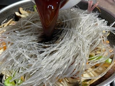 야채가 살짝 숨이 죽으면 불려 둔 당면을 물에서 건져 넣고 잡채양념을 모두 부어 섞어 준 뒤 중불에서 끓여 주세요.