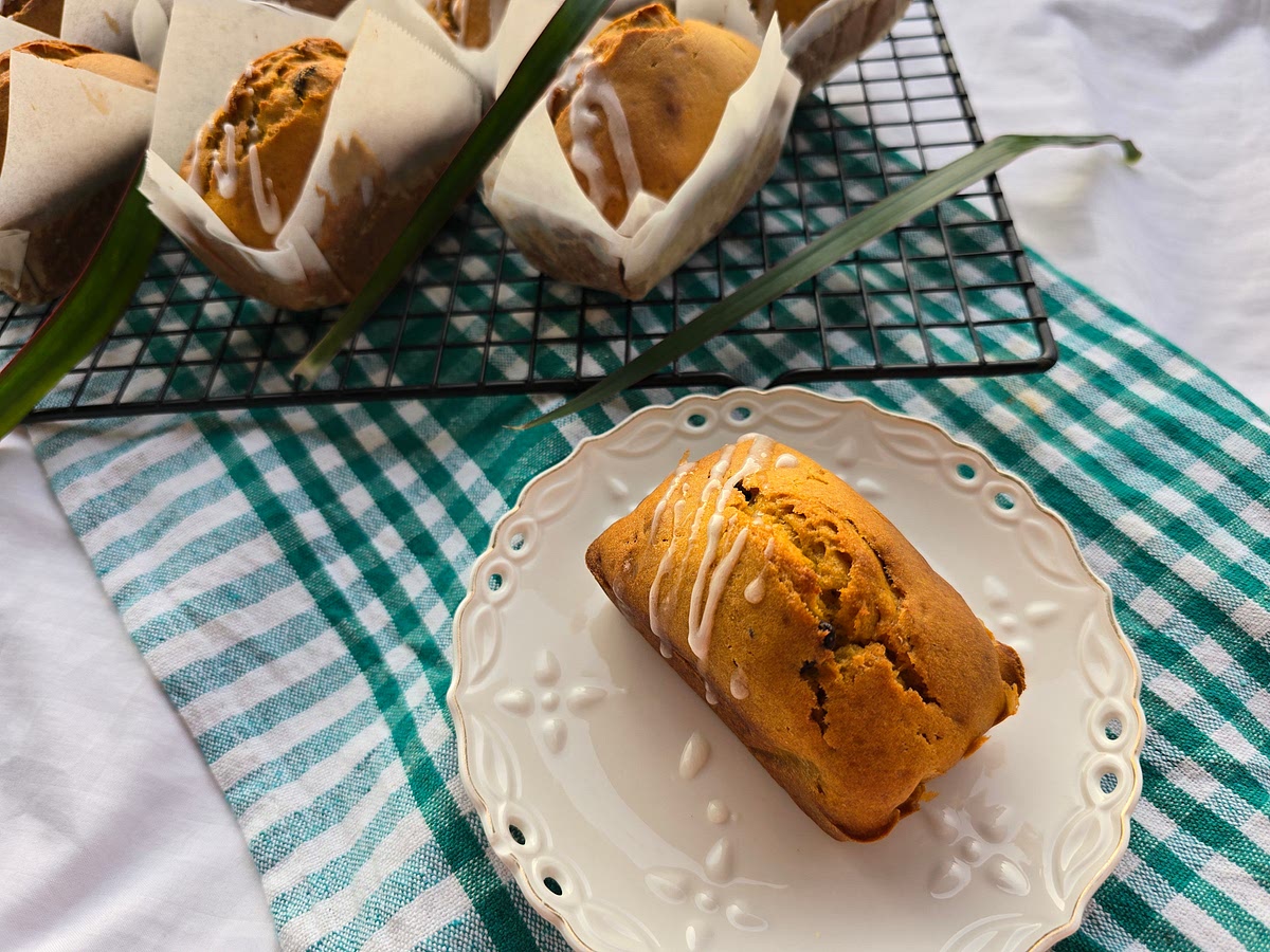 Pour into the cake mold and bake in the oven at 180 degrees for 40 minutes.