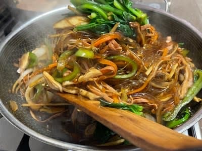3분 뒤 뚜껑을 열어 남아있는 소스가 졸아들 때까지 잡채를 뒤적이며 섞어줍니다.