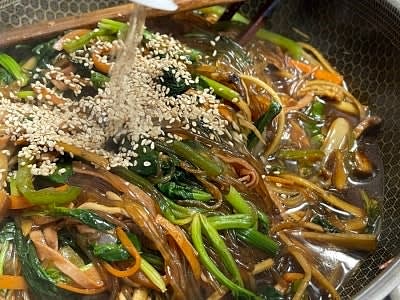 소스를 살짝 남기고 불을 끄고 참기름2T, 통깨를 넣고섞어 아이가 먹을 것만 덜어 주고 어른용 잡채는 청양고추를 채 썰어 넣어 살짝 더 볶아 줬어요.