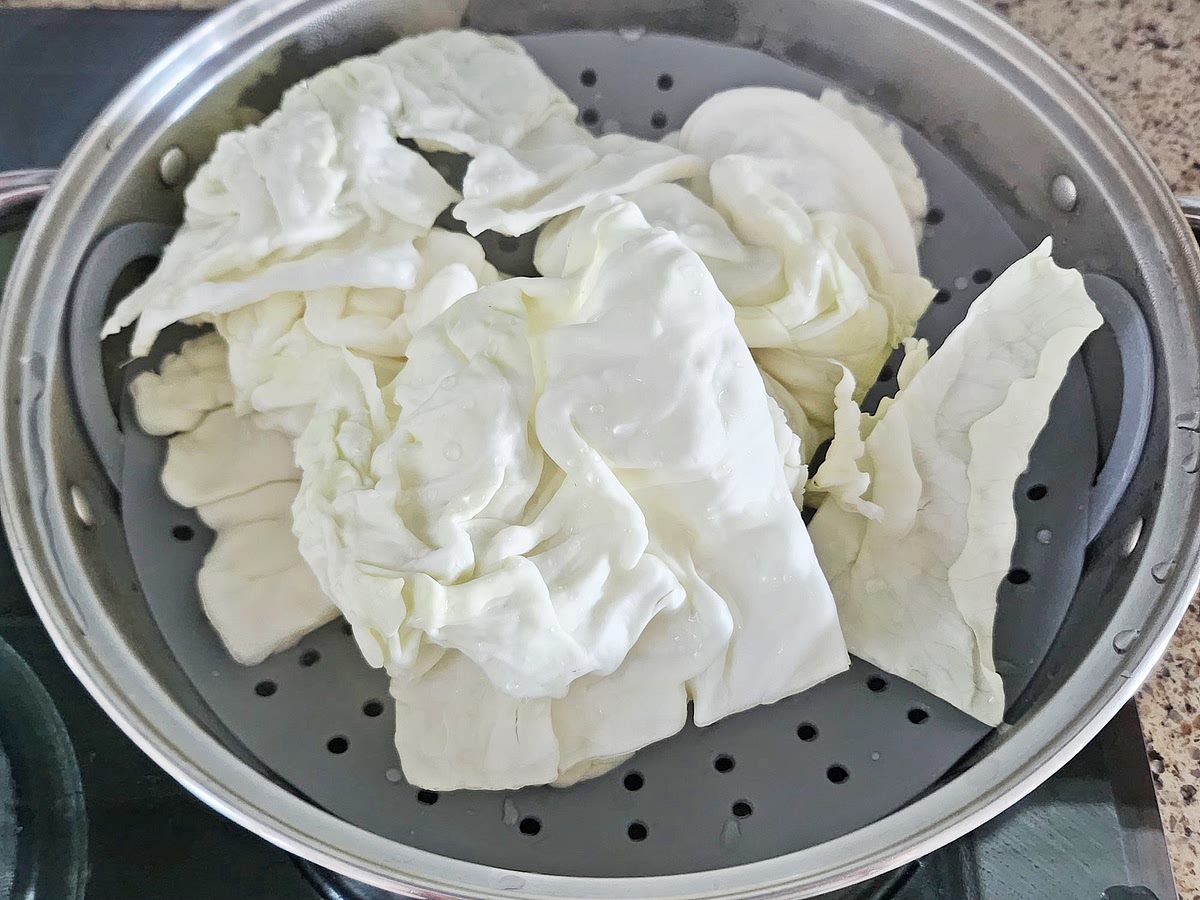 김이 오른 찜기에 세척한 양배추를 넣고 뚜껑을 닫은 뒤 5분간 강불에서 찐다.
