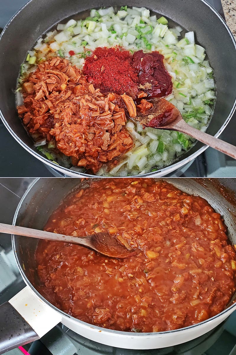 양파가 살짝 투명해지면 참치와 고춧가루, 고추장, 물엿, 간 마늘, 마늘, 물을 붓고 잘 섞어가며 끓인다.