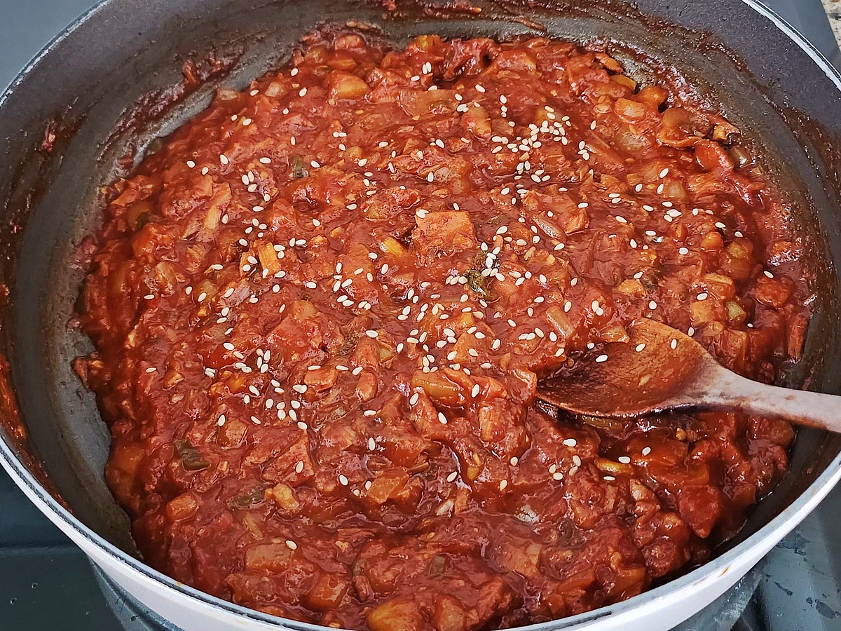참치쌈장 취향껏 졸인 뒤 깨를 뿌려 마무리한다.