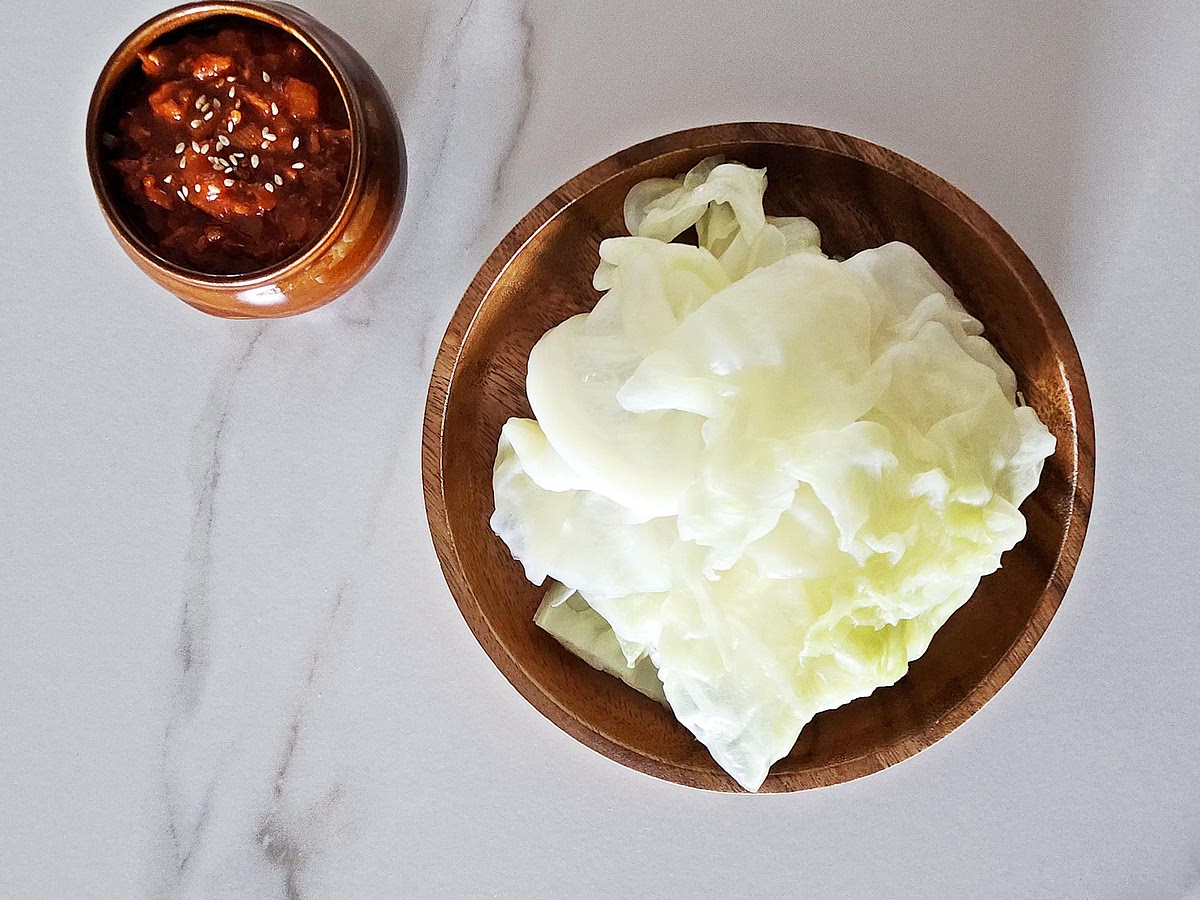양배추찜과 참치쌈장을 맛있게 즐긴다.