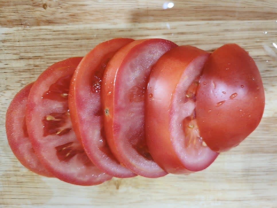 토마토를 깨끗하게 씻은 후 편으로 썰어 주세요