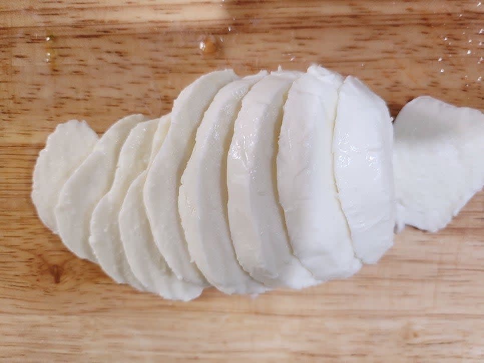 모짜렐라 치즈도 토마토 두께로 썰어서 준비해 주세요