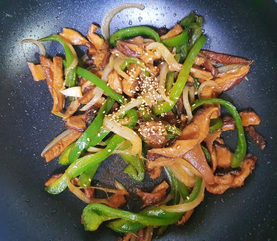 마무리로 깨소금을 세꼬집 정도 넣은 후 재료가 모두 섞이도록 저어줍니다.