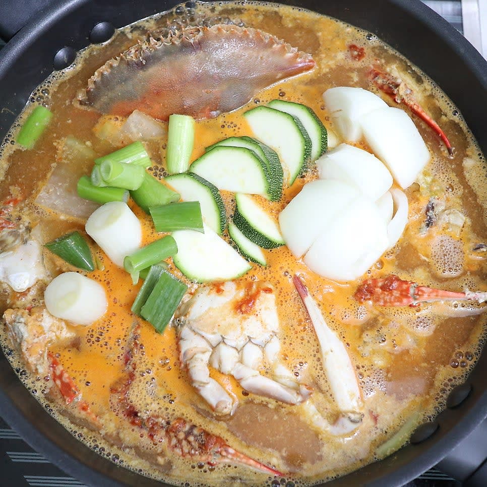 꽃게와 양념장을 먼저 넣고 끓이다가
빨갛게 색이 나오면
호박, 양파, 대파 등
원하는 야채를 넣어주고 조금 더 끓여주세요.