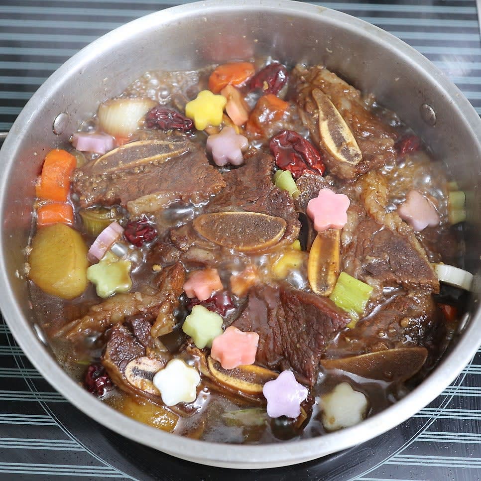마지막으로 떡도 조금 넣고
휘릭 끓여 마무리
간을 보고 모자란 간을 추가해주세요
