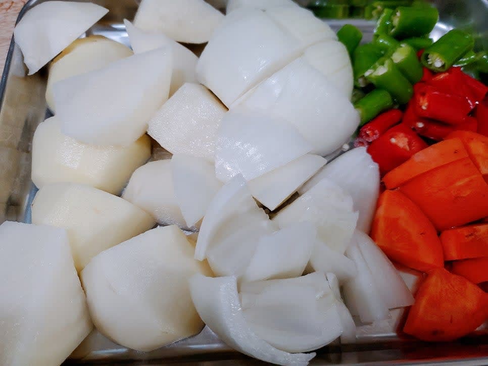 당근,양파,표고버섯은 먹기 좋은 크기로 자르고 감자는 4등분, 대파는 3cm 길이로 고추는 1cm 길이로 썰어 주세요