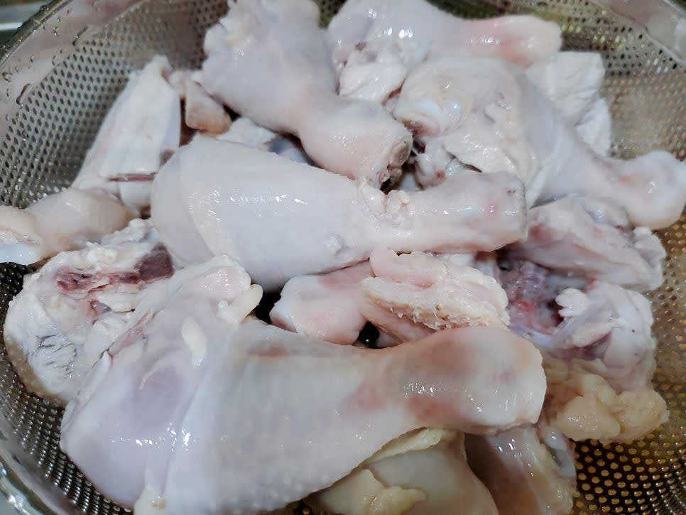 닭고기는 불순물과 내장을 물에 씻어서 제거한 후 끓는 물에 손질한 닭을 살짝 데친 후 찬물에 헹궈주세요