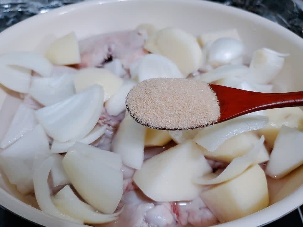 넓은 팬에 데친 닭고기, 물 3컵 (500ml), 감자, 양파, 황설탕 3큰술을 넣고 강불에서 끓여 주세요