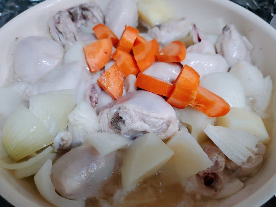 닭고기가 익고 감자가 반 정도 익으면 당근과 표고버섯을 넣어주세요