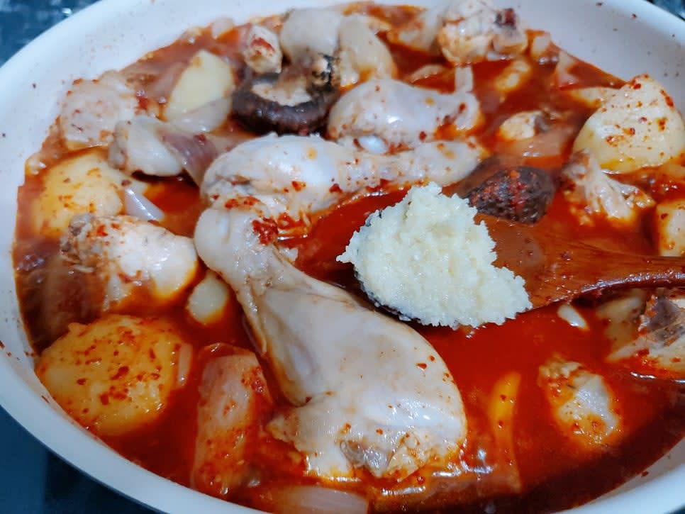 15분 정도 지난 후 고춧가루 6큰술, 진간장 4/5컵 (144ml), 다진 마늘 1큰술, 후춧가루를 넣고 잘 섞어 끓여주세요