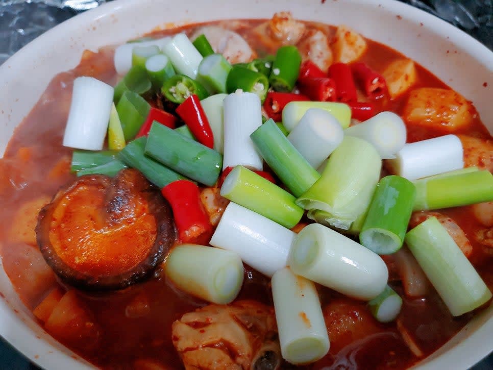 대파, 홍고추, 청양고추를 넣고 잘 섞은 후 숨이 죽을 정도로 끓여 완성해 주세요