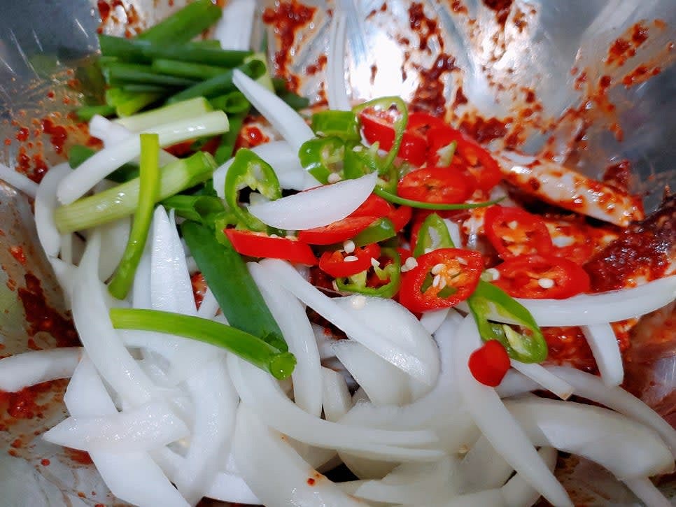 꽃게에 양념장이 골고루 무쳐지면 채 썰어둔 양파, 청양고추, 홍고추, 쪽파를 넣고 잘 버무린 후 통깨를 뿌려 완성해 주세요