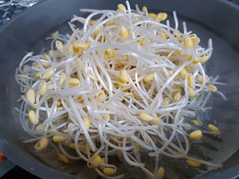 끓는 물에 소금 1/2큰술, 콩나물을 넣고 4~5분간 삶아 주세요