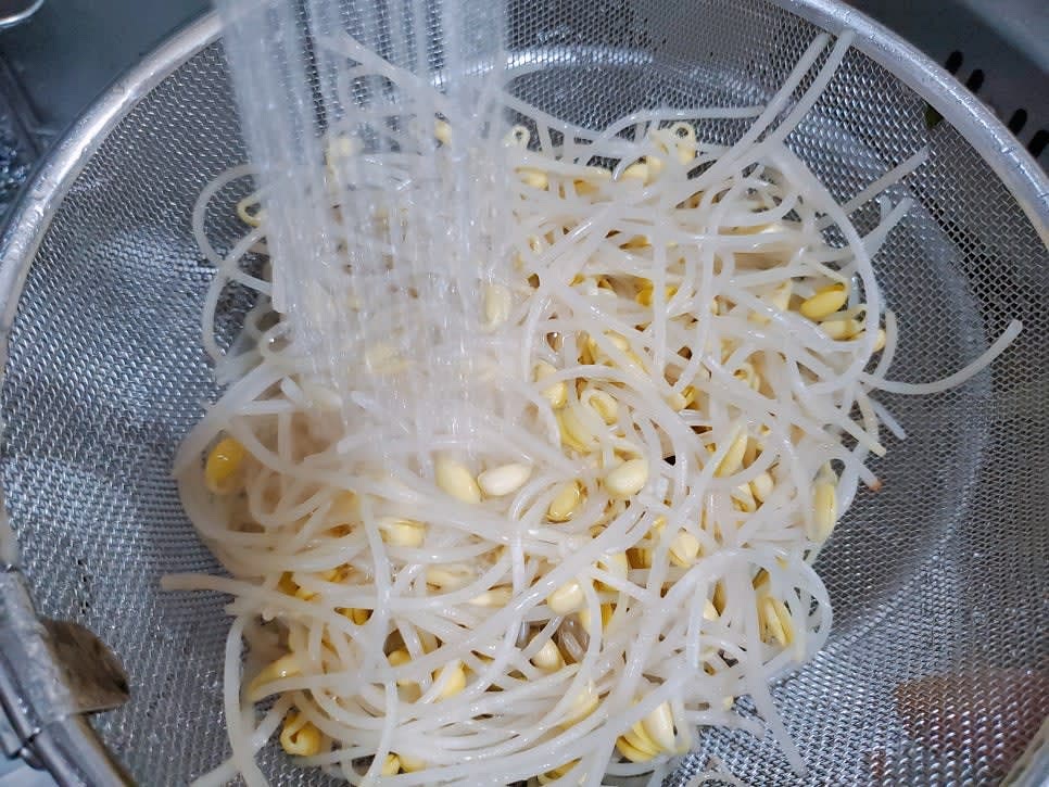 삶은 콩나물은 찬물에 건져 헹군 뒤 체에 밭쳐 물기를 제거해 주세요