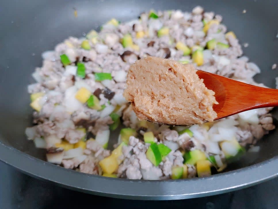 채소들이 익으면 시판된장 1큰술, 집된장 1큰술을 넣어 잘 섞이도록 볶아주세요