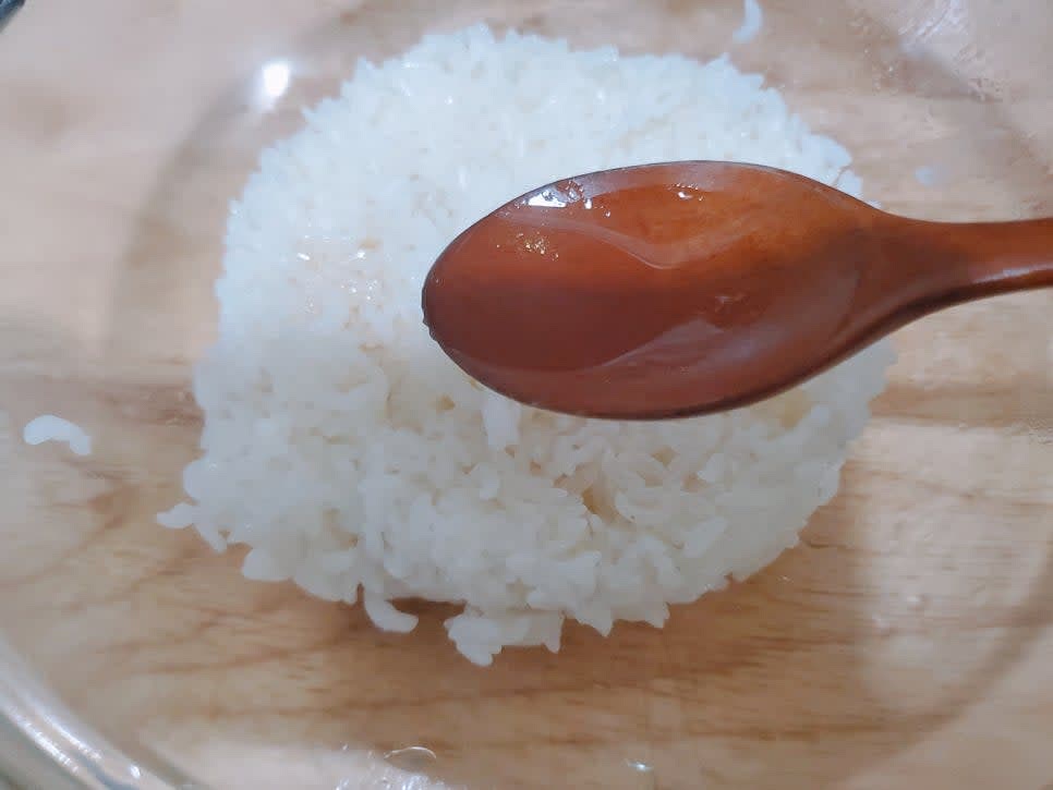 밥에 맛소금, 참기름을 약간 넣고 밑간해 주세요