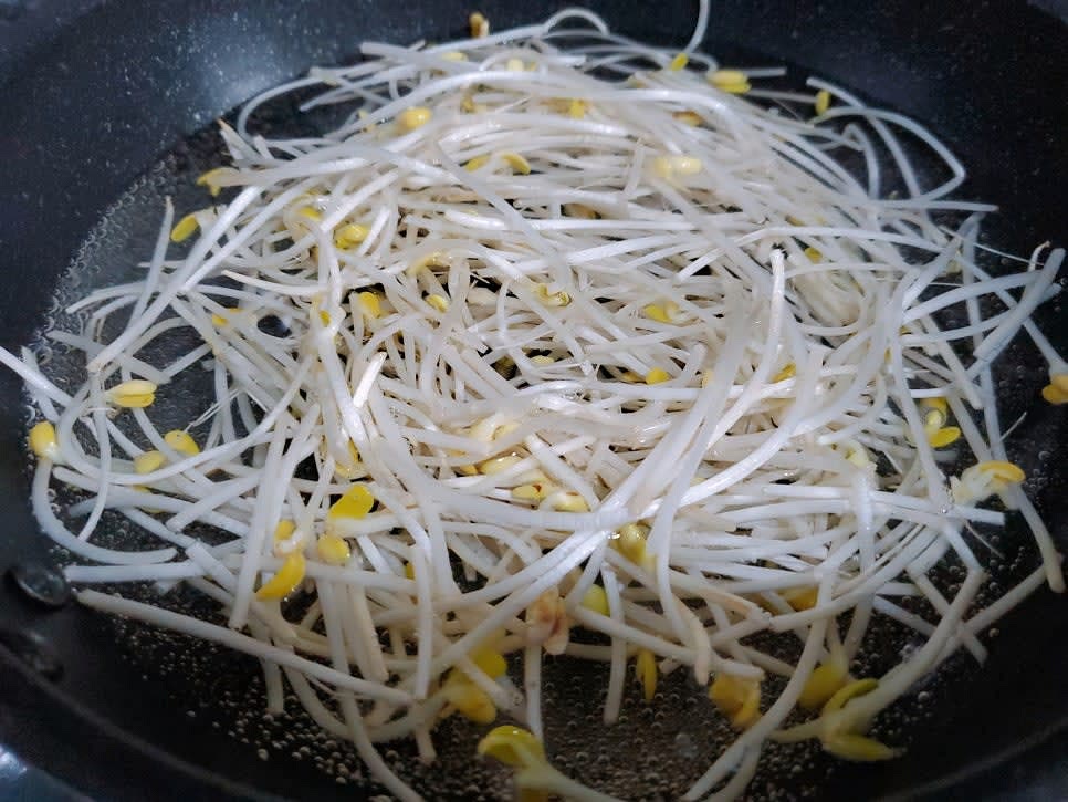 콩나물은 뿌리를 제거해 주세요. 냄비에 물 1L에 소금 2큰술을 넣어준 후 손질한 콩나물을 넣고 뚜껑을 닫아 3분간 삶아 주세요