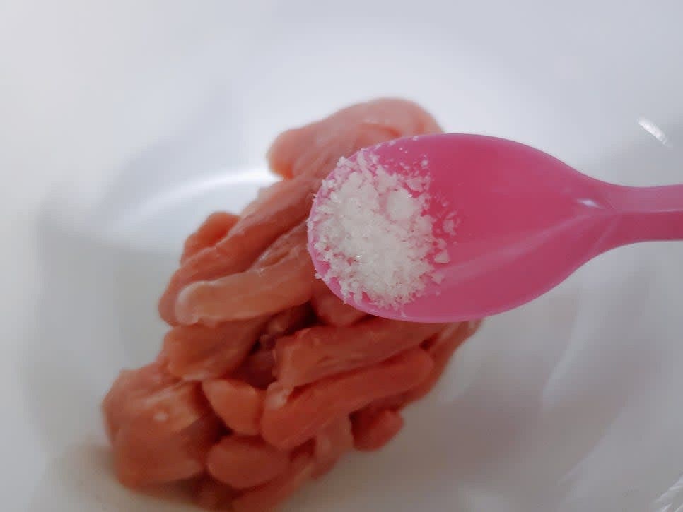 돼지고기 안심은 소금 1꼬집을 넣고 밑간해 주시고 신 김치는 물에 헹궈 먹기 좋은 크기로 잘라서 준비해 주세요