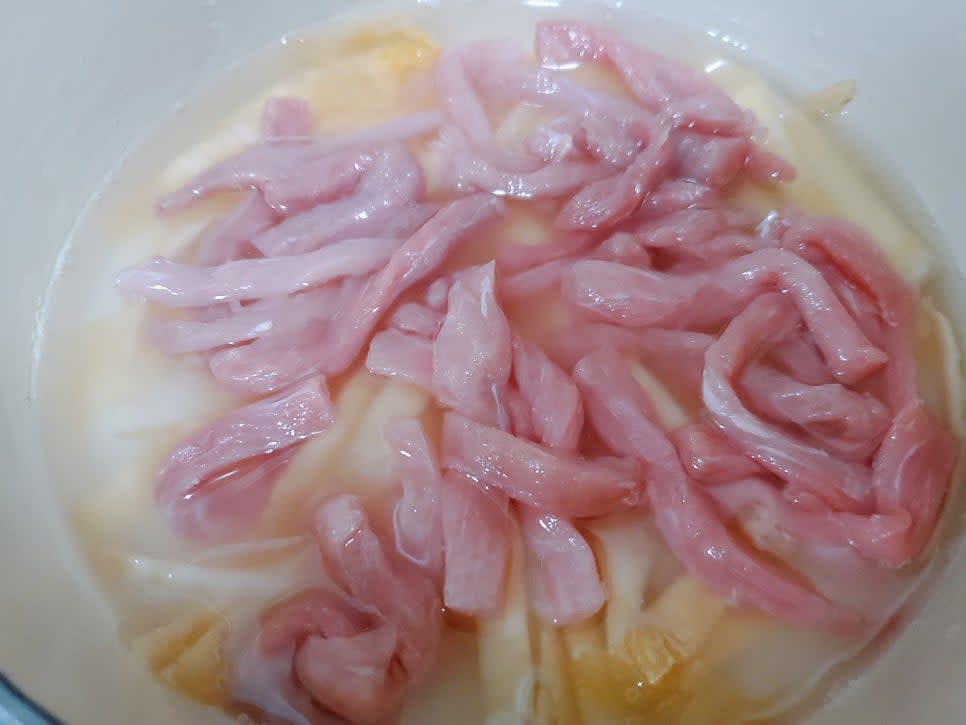쌀 위에 물에 씻어 자른 김치, 밑간 한 돼지고기 안심을 올려준 후 뚜껑을 닫고 센 불에서 3분, 중약불에서 8분간 끓인 후 불을 끄고 4분간 뜸을 들여주세요