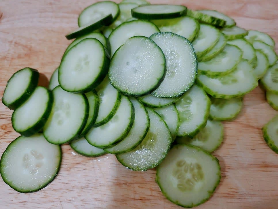 오이와 홍고추는 송송 썰어서 준비해 주세요