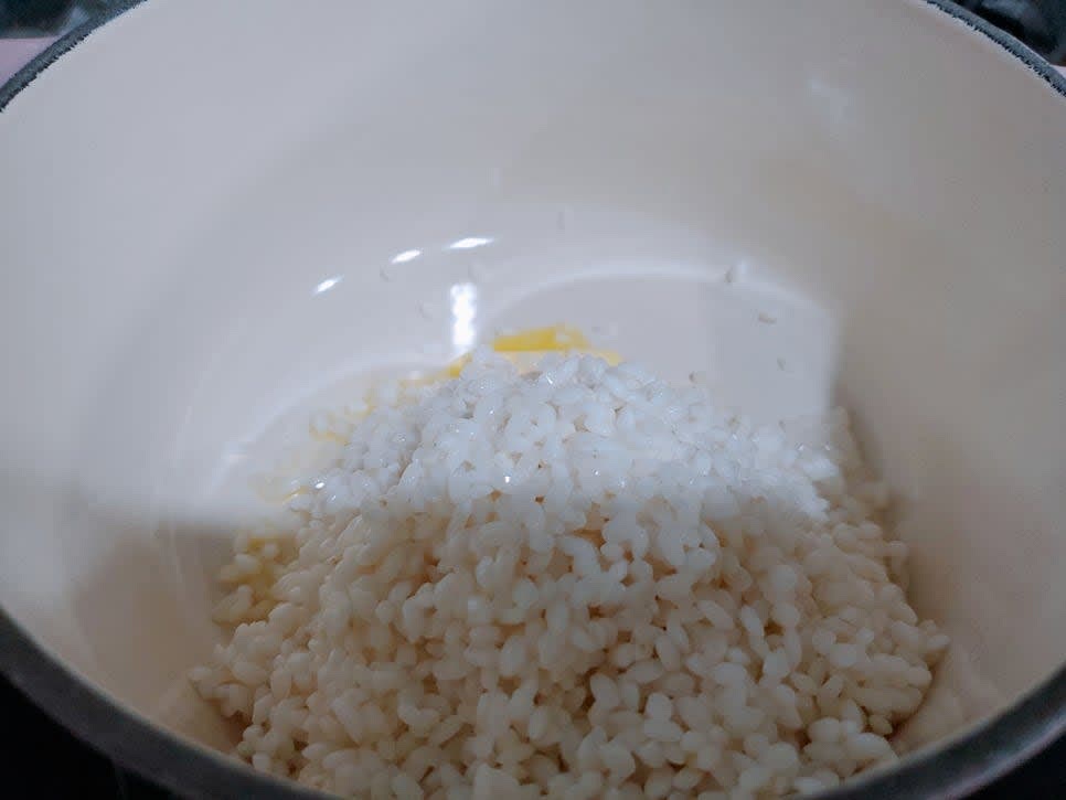 냄비에 버터 1조각을 넣어 불린 쌀을 볶아 주세요