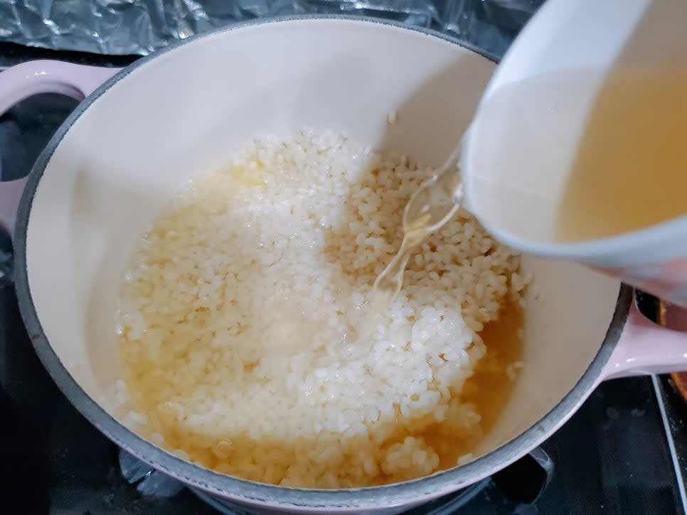 쌀이 버터에 잘 볶아지면 다시마 육수 1컵을 넣고 잘 섞어준 후 뚜껑을 덮어 센 불에서 3분, 중불에서 8분간 익히고 불을 끄고 4분 정도 뜸 들여주세요