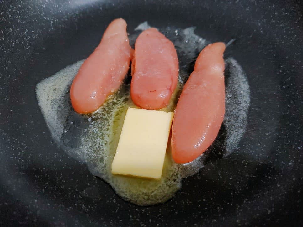 팬에 버터 1조각을 넣고 명란을 구워주세요