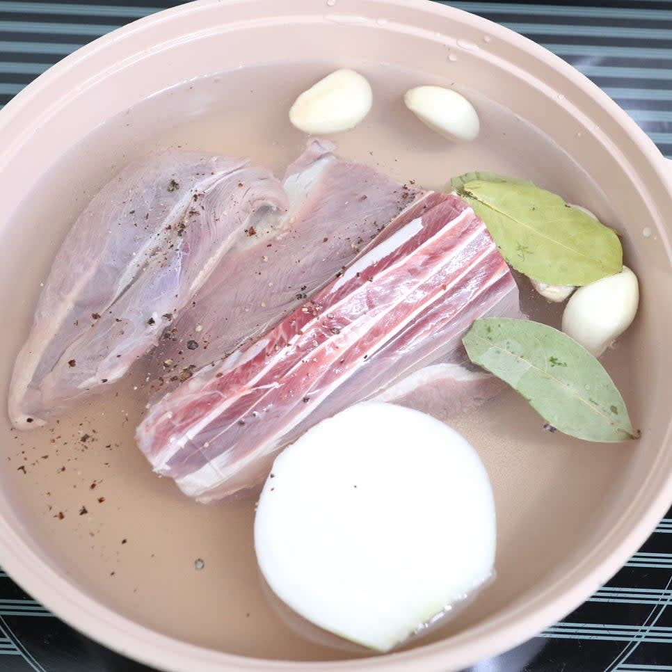 사태 덩어리 넣어주고 양파, 대파, 통마늘, 월계수잎, 통후추, 맛술 정도 넣고
고기가 잠기도록 물도 넣어준 다음
1시간 정도 푹 끓여줍니다