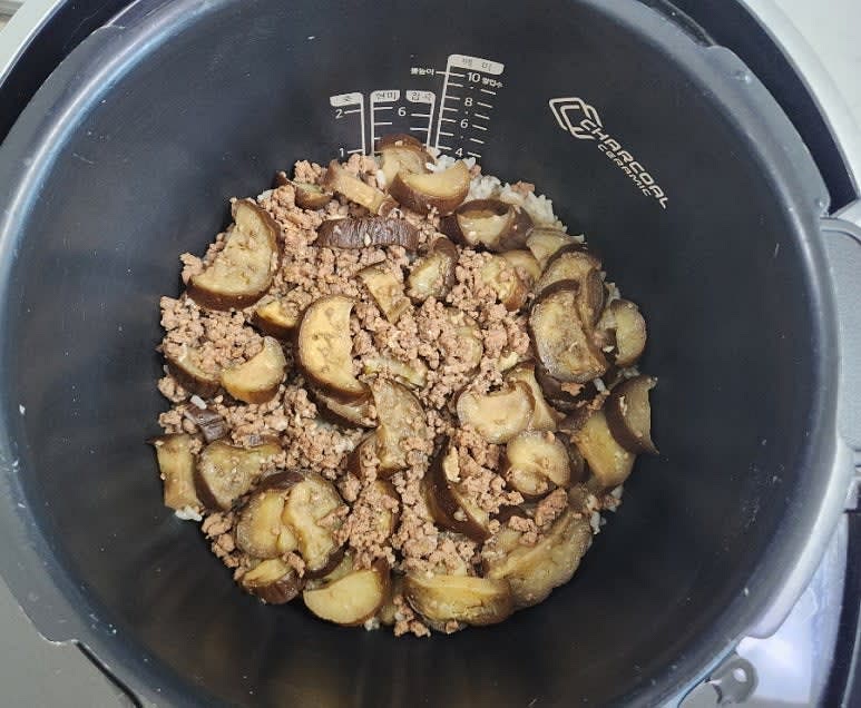 전기밥솥 취사가 끝난 가지밥에 양념장을 올려 맛있게 드세요.