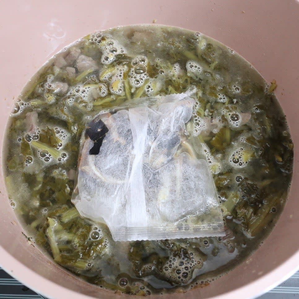 충분히 볶아준 후 물과 다시팩 넣어서 육수를 우려주면서
함께 끓여주었어요
물은 2L정도 넣었고요
육수팩은 2개정도 사용해주면 더 진하고 좋아요
육수팩은 7분 정도 후에 꺼내주었답니다
(물 800~1L의 양에는 육수팩 1개)