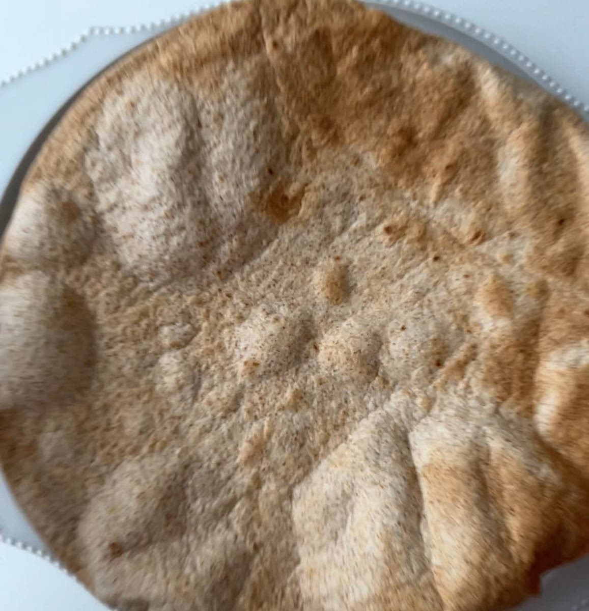 통밀또띠아를 오븐 180도에서 5~10분 앞뒤로 뒤집어가며 바삭하게 구워주세요