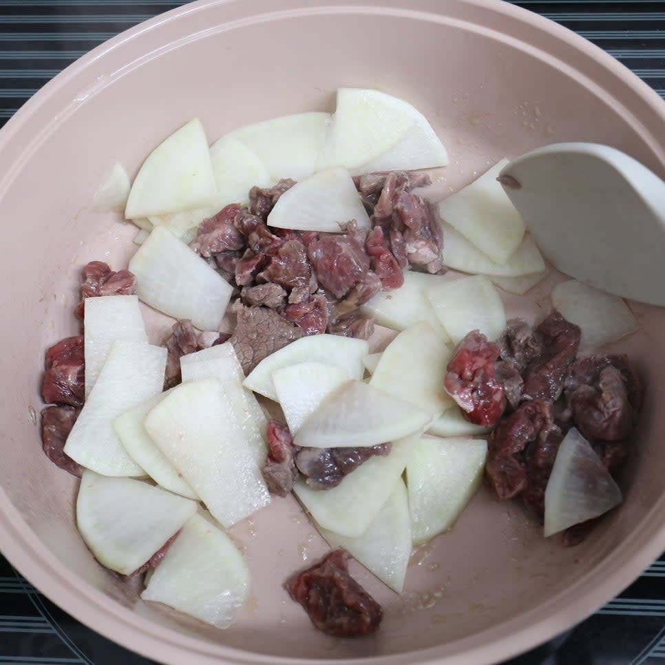 무를 살짝 볶아준 후에 참기름이 타기 전에
소고기를 넣어줍니다~
맛술, 후추 살짝 넣었고요~
고기가 다 익을 때까지 볶아주면 되고요!