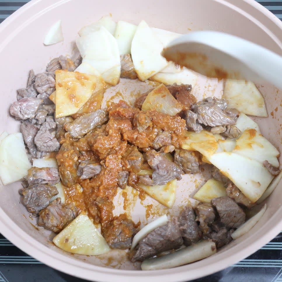 차돌된장찌개 양념을 사용하고 있어요.
요걸로 맛을 내니 아무래도 다진마늘이나 다른 재료를 덜 넣어도 맛이 바로 나니 편하네요 ㅋㅋ
물 2컵에 된장 2큰술 레시피이고요.