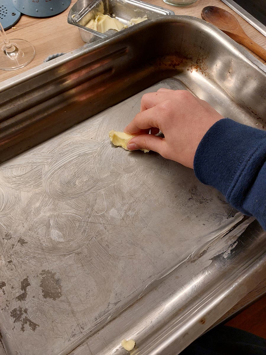 Auflaufform einfetten