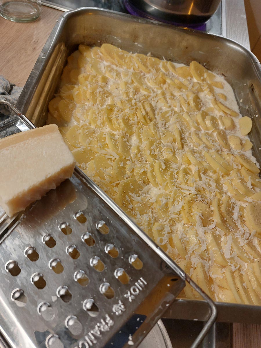 Parmesan darüberstreuen