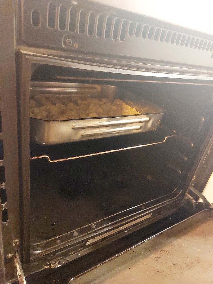 Die Form auf dem Rost auf der mittleren Einschubleiste in den vorgeheizten Backofen und das Gratin ca. 45 Minuten goldbraun backen