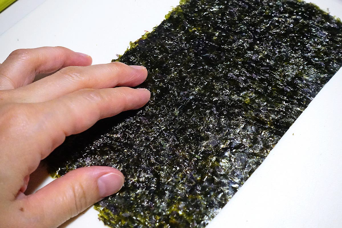 [꼬마김밥 만들기] 김밥 김은 반으로 가르고, 거친 부분이 위를 향하도록 올린다.
