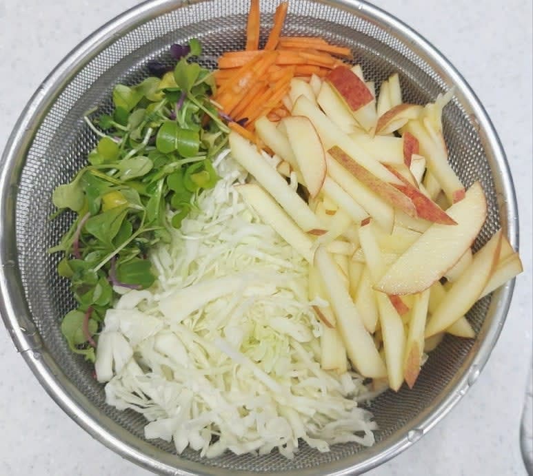 채썬 사과의 갈변을 방지하기 위해 설탕 1스푼을 넣어 녹인 물에 사과를 5분 담갔다 체에 밭쳐 물기를 빼 줍니다.
모든 재료들은 체에 받쳐 물기를 뺀 뒤 사용해야 물기가 생기지 않습니다. 